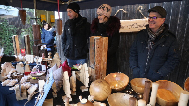 Beim Giglberger Adventsmarkt stöberten die Besucher in Ruhe im weihnachtlichen Angebot an den unterschiedlichsten Ständen. Viele Schmankerl und geschmackvolle Geschenkideen für die Liebsten fand man vor.