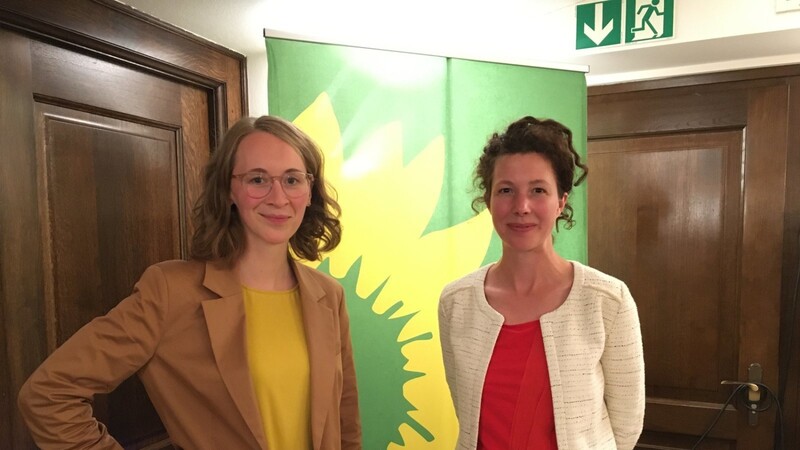Maria Krieger (rechts) tritt für die Grünen als Direktkandidatin zur Bundestagswahl an. Am Freitag unterstützte MdL und Landesvorsitzende Eva Lettenbauer sie beim Wahlkampf.