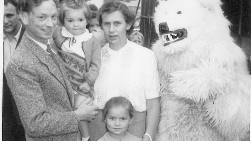 Ende der 50er-Jahre gab es sogar einen "Eisbären" auf dem Volksfest. Gegen ein kleines Entgelt ließ er sich gerne mit Volksfestbesuchern fotografieren. Natürlich steckte ein Mensch hinter der tierischen Attraktion.