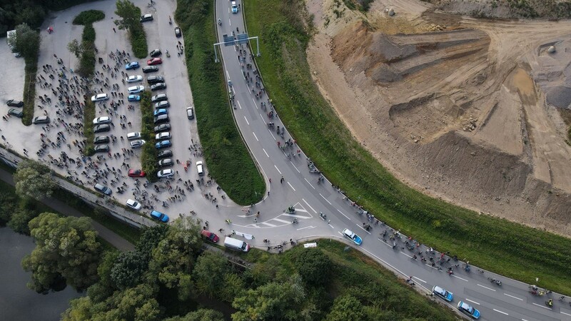 Etwa 500 Fahhradfahrer haben am vergangenen Sonntag bei "Bike for Future" auf dem Lappersdorfer Kreisel für eine umweltfreundliche Verkehrswende demonstriert.