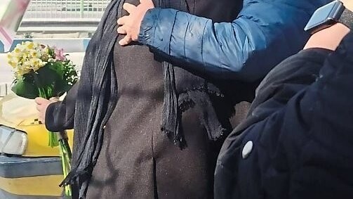 Endlich frei: Hossein Yazdi umarmt seine Frau.  Foto: privat