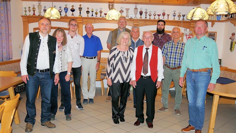 Die wiedergewählte Vorstandschaft des Blaibacher Wald-Vereins.