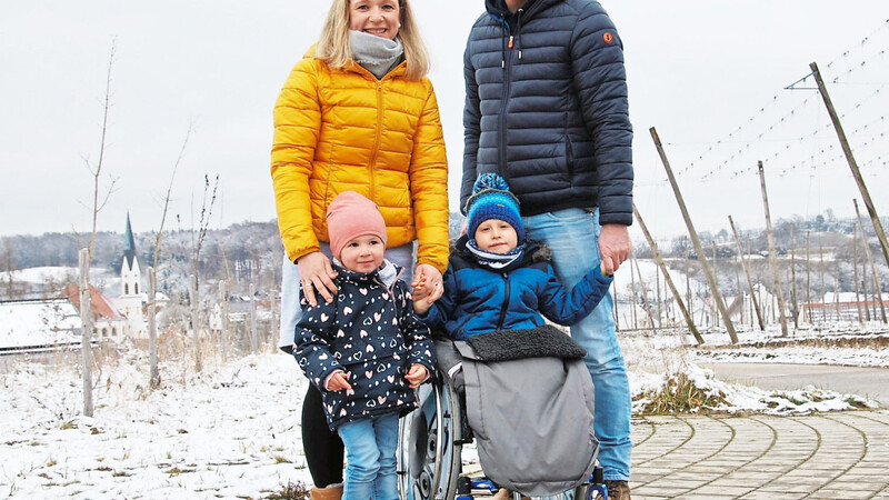 Familie Ammersbach mit der einzigen gemeinsamen Abwechslung: ein Spaziergang in Aiglsbach.