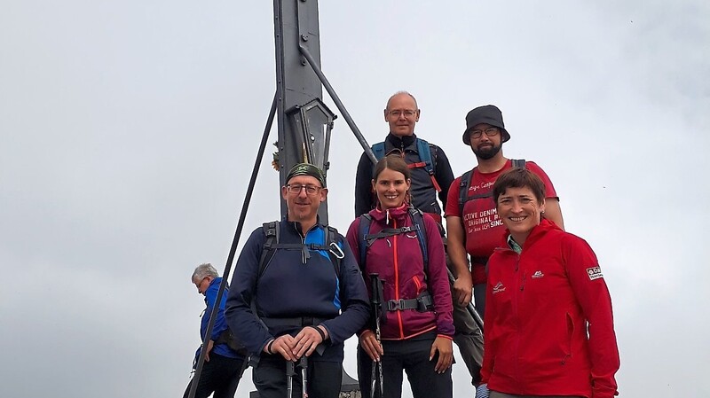 Am Gipfelkreuz des Hochstaufen mit einer Höhe von 1771 Metern: (von links) Martin Schnellberger, Christina Wimmer, Georg Binder, Christian Gruber und Tourenleiterin Martina Binder.