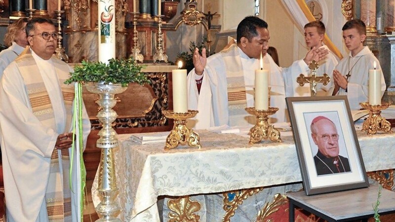 Ein bewegender Gedenkgottesdienst wurde für Erzbischof Michael Meier zelebriert. Pater Agatheus überreichte den höchsten Verdienstorden von Papua-Neuguinea für die Heimatgemeinde stellvertretend an Gemeindereferentin Rosemarie Fischer.