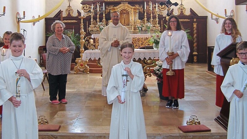 Die Erstkommunionkinder mit Pfarrvikar Pater Joshy und Pfarrgemeindereferentin Christine Hannes sowie den Ministrantinnen.