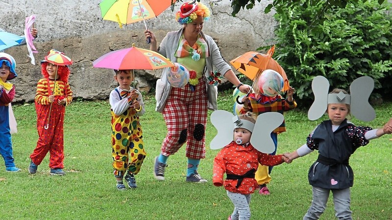 Einzug in den Zirkus sankt Severin - auch von Regen ließen sich die Akrobaten nicht verschrecken.