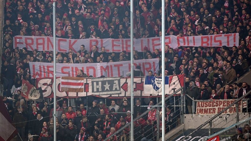 MIT EINEM GROSSEN BANNER bekunden die Fans des FC Bayern im Bundesliga-Spiel in Hoffenheim ihre Solidarität mit Franck Ribery, der wegen seiner Goldsteak-Affäre in die Kritik geraten war.
