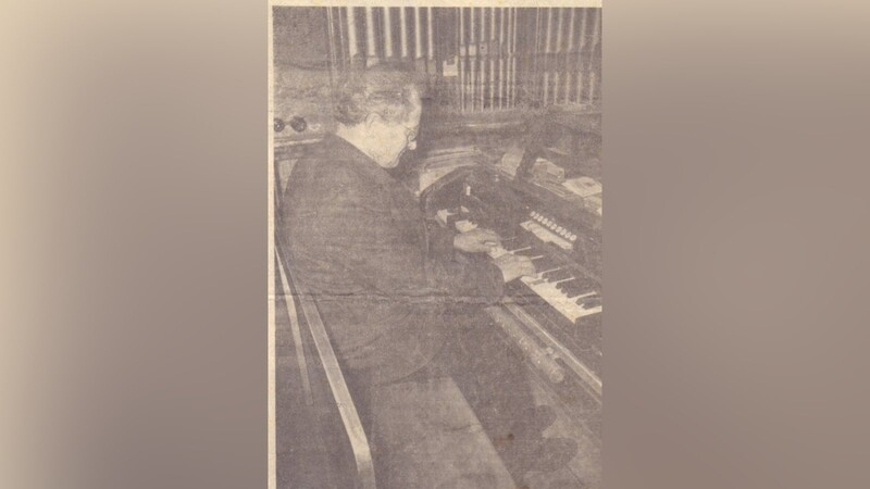 Pius Stöger an der Orgel.