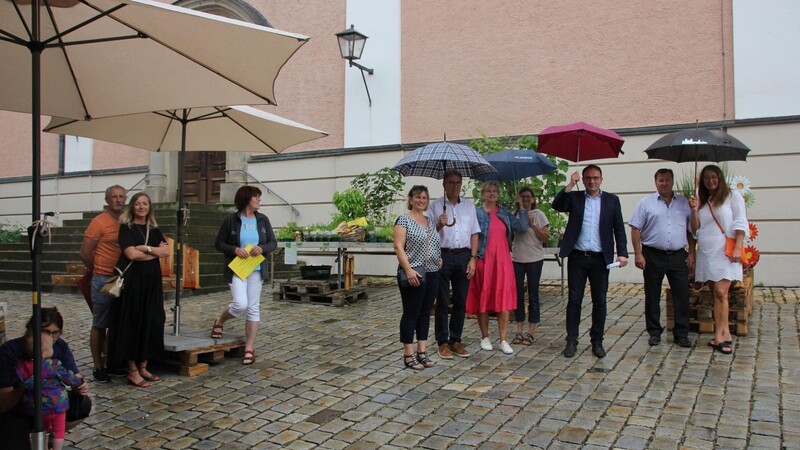 Bürgermeister Martin Stoiber eröffnete den dritten Pflanzenmarkt auf dem Kirchplatz.