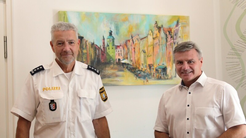 Der neue Leiter der Polizeiinspektion Vilsbiburg, Thomas Strobl, war zu Gast bei Landrat Peter Dreier und tauschte sich mit ihm über die aktuelle Sicherheitslage aus.