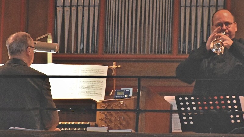 Wolfgang Kiechle an der Orgel und Matthias Schaeffer an der Trompete gestalteten die Andacht musikalisch.