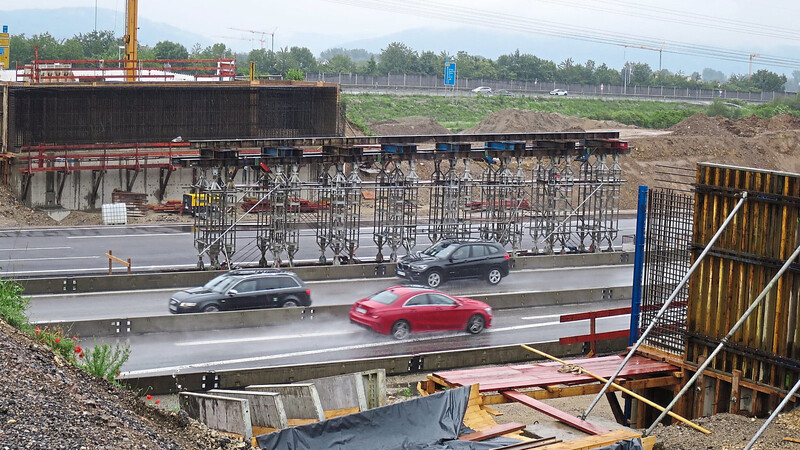 Geduld brauchen die Autofahrer nicht nur auf der Dauerbaustelle an der Autobahn A3. Bei Neutraubling (Kreis Regensburg) wird dort gerade eine Brücke über die Fahrbahn gebaut.  Foto: Franz Nopper