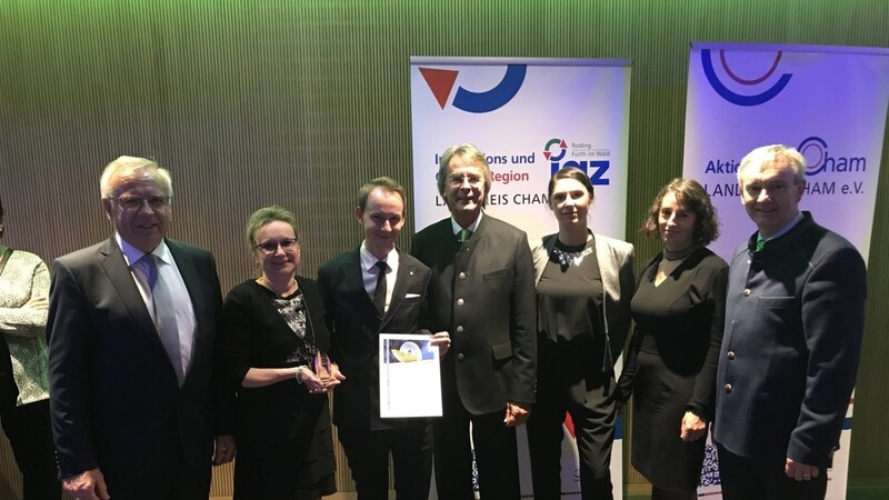 Innovationspreis: Regierungspräsident Axel Bartelt gratuliert dem Bayerwaldhof-Team (Alfons Weiß mit Urkunde).