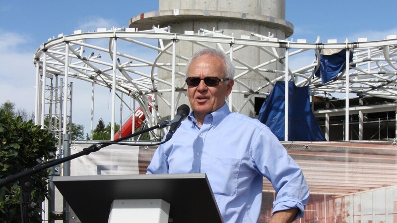 Helmut Kruczek beim Richtfest im Aquatherm im Frühjahr 2019. Die Sanierung des Hallenbades ist die größte und teuerste Baumaßnahme in der Geschichte der Stadtwerke.