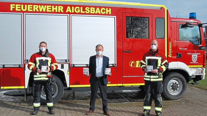Die Aiglsbacher Feuerwehr freut sich über die großzügige Unterstützung der Raiffeisenbank durch FFP2-Masken.