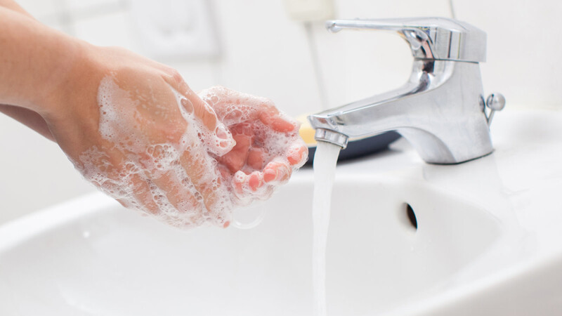 Regelmäßiges und gründliches Händewaschen mit Seife hilft dabei, die Gesundheit zu schützen - vor einer Grippe ebenso wie vor dem Sars-CoV-2-Virus.