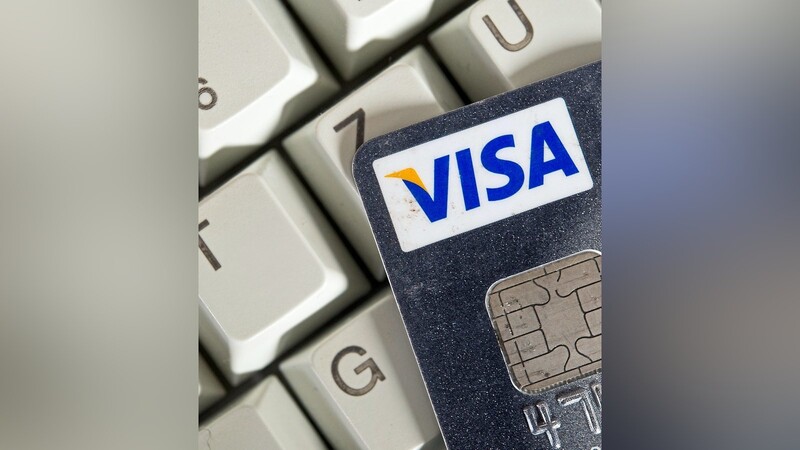 Eine Visa-Card auf einer Tastatur. Mit gewerbsmäßigem Internetbetrug soll ein junger Mann seiner Familie finanziell geholfen haben.