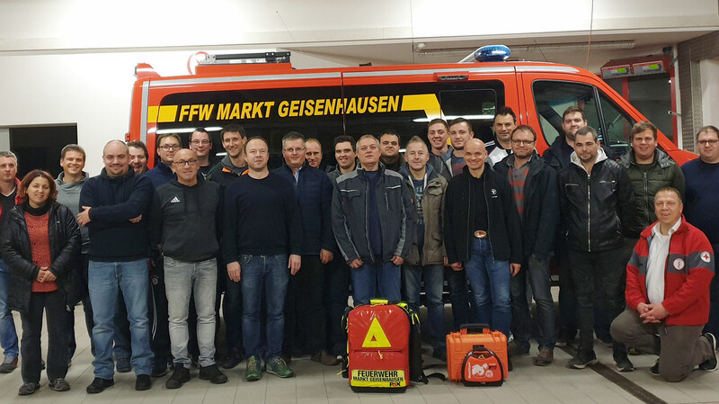 Der Ärztliche Leiter Rettungsdienst, Jürgen Königer (rechts unten) wies die Aktiven im Umgang mit Defibrillator und Erster Hilfe ein.