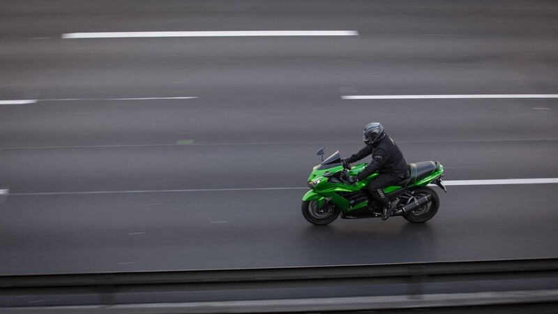 Ein bislang unbekannter Motorradfahrer hat am Sonntag auf der Autobahn A99 bei Feldmoching durch ein verbotenes Überholmanöver einen Unfall verursacht. (Symbolbild)