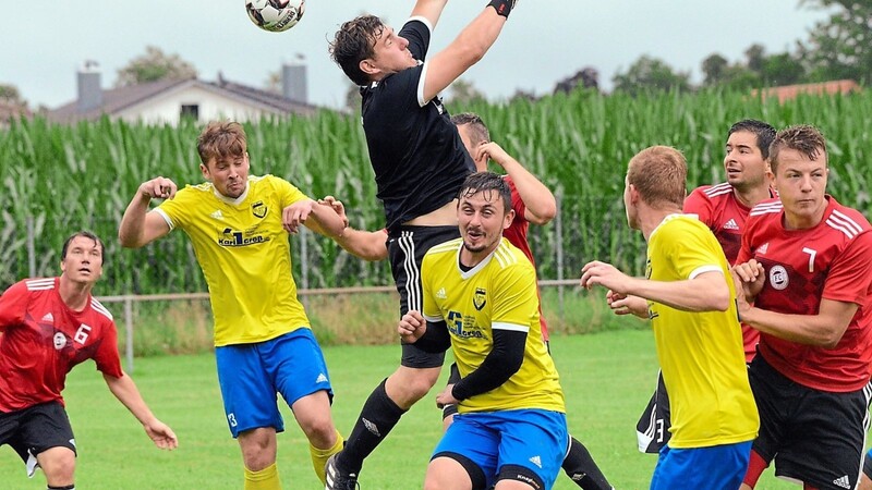 Der FC Moos (gelbe Trikots) hat nach zwei Spielen in der neuen Saison der Kreisklasse Deggendorf erst einen Punkt auf dem Konto, beim SV Schwanenkirchen wird deshalb am Sonntag der erste "Dreier" angepeilt.