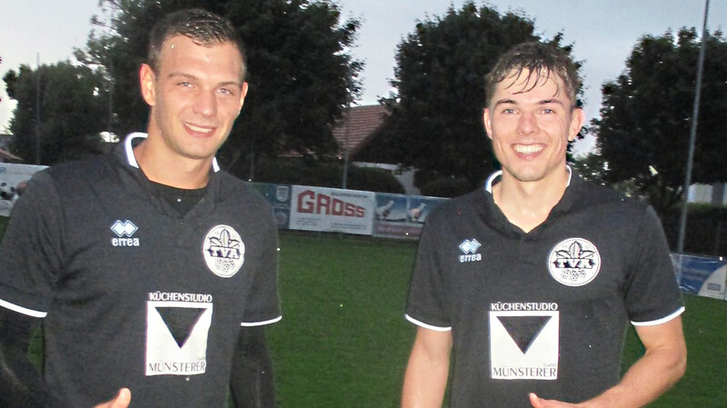Riesige Freude nach dem Schlusspfiff in Holzkirchen: Andreas Schweiger (links) und Stefan Liebler waren die ersten Torschützen des TV Aiglsbach in der Saison 2021/22 in der Landesliga Süd-Ost.