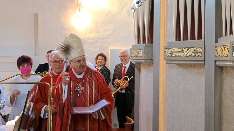 Bischof Rudolf Voderholzer segnete die Kirchenorgel.