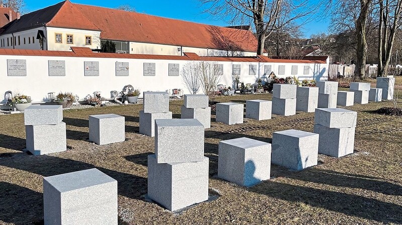 Neue Grabformen kennzeichnen das neu angelegte Kubenfeld mit der Urnenwand im Hintergrund.