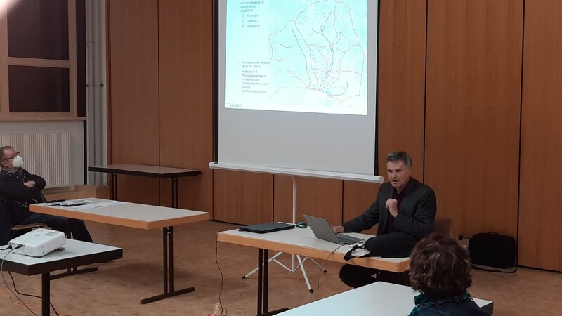 Prof. Dipl.-Ing. Rudolf Metzka erläuterte im Rahmen der jüngsten Gemeinderatssitzung das Hochwasserkonzept für den Chamer Bach.