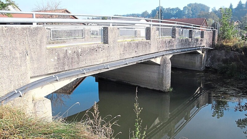 Die Tage der alten Hartlbrücke sind gezählt, die neue Brücke wird wegen der Durchflussvergrößerung keinen Mittelpfeiler mehr haben.