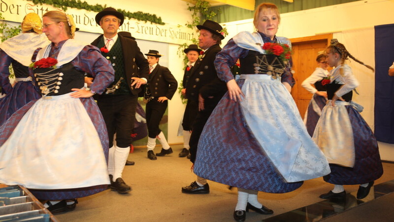 Die aktiven Tanzgruppe des Vilsheimer Trachtenverein tanzte die Niederbayerische Mazurka.