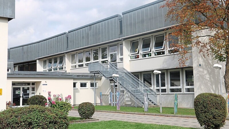 Die Grundschule Donaustauf stammt aus den Sechzigerjahren und entspricht nicht mehr den aktuellen technischen und pädagogischen Anforderungen. Deshalb wurde ein Architektenwettbewerb für einen Neubau ausgeschrieben.