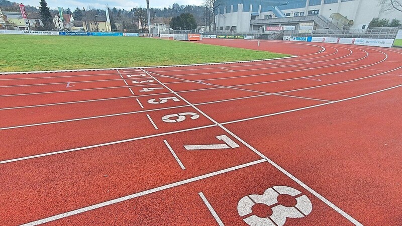 Die Leichtathleten der Turngemeinde Landshut gehörten zu den ersten, die den Sportbetrieb im Stadion in dieser Woche wieder aufnehmen konnten.  Foto: Uli Aigner