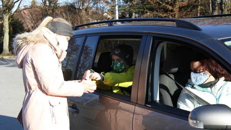 Bei einem Weihnachts-Drive-In vor dem Aquatherm verteilte Trainerin Hannah Schulz kleine Geschenke durchs Autofenster. Spenden der Beschenkten kommen einem guten Zweck zugute.