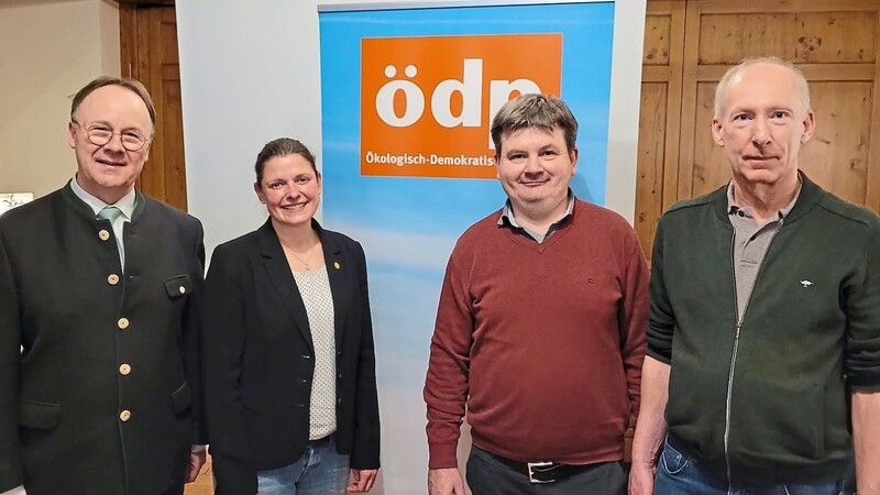 Urban Mangold, Spitzenkandidat der ÖDP-Bezirkstagsliste, und Agnes Becker, die Nummer eins auf der Landtagsliste, mit den beiden Kandidaten aus dem Landkreis Kelheim, Bernd Wimmer und Ralf Schramm (v. l.).