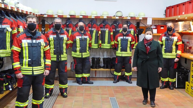 Bürgermeisterin Alexandra Riedl übergab der Freiwilligen Feuerwehr Wetterfeld 20 neue und moderne Schutzanzüge.