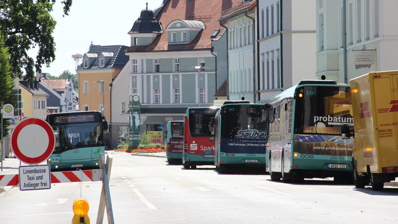 Während der Sommerferien befand sich die zentrale Umsteigestelle der Stadtbusse an der Inneren Passauer Straße. Sie wurde vorübergehend für den Durchgangsverkehr gesperrt. Die neue Nahverkehrskommission muss nun abwägen, ob ein Probebetrieb außerhalb der Ferienzeit folgen soll.