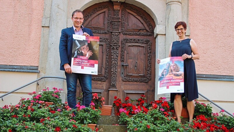 Kulturreferentin Petra Jakobi (rechts) und Bürgermeister Martin Stoiber stellten das Programm für die kommenden Rathauskonzerte vor.