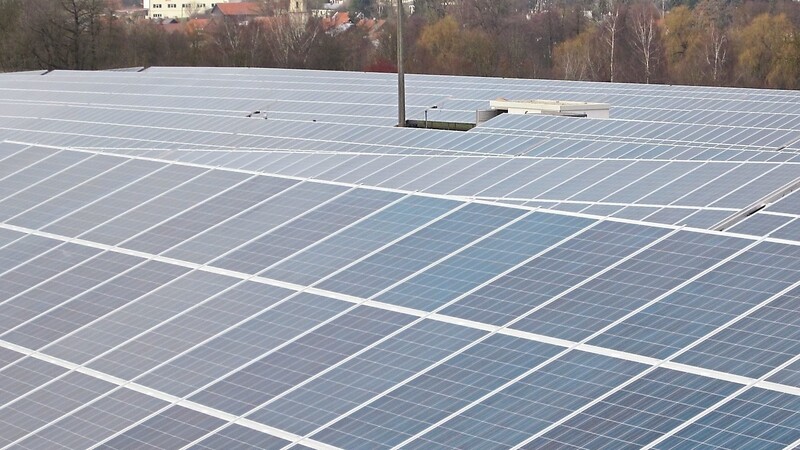 Das Solarfeld bei Thalham: An heißen Tagen können die Kollektoren abgeregelt werden, damit das Stromnetz nicht überlastet wird.