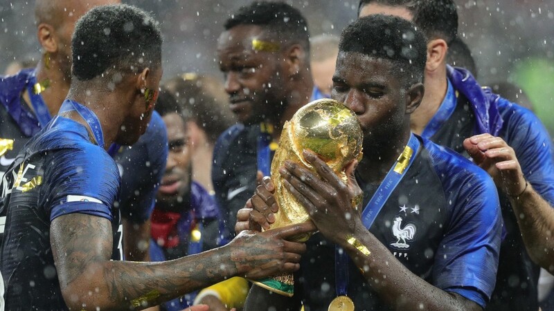 Der WM-Pokal könnte womöglich schon bald im Zweijahres-Rhythmus Objekt der Begierde sämtlicher Fußballprofis sein.