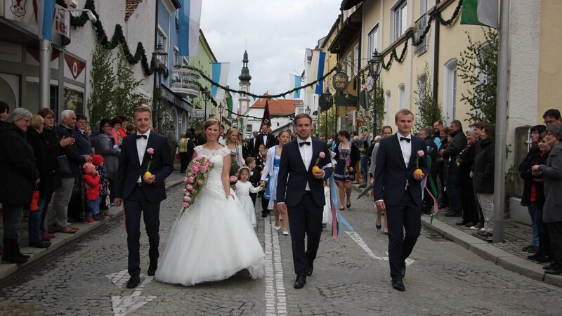 Impressionen vom Burschen- und Brautzug am Pfingstmontag mit Pfingstbraut Christina Staudinger und Pfingstbräutigam Johannes Kuchler.