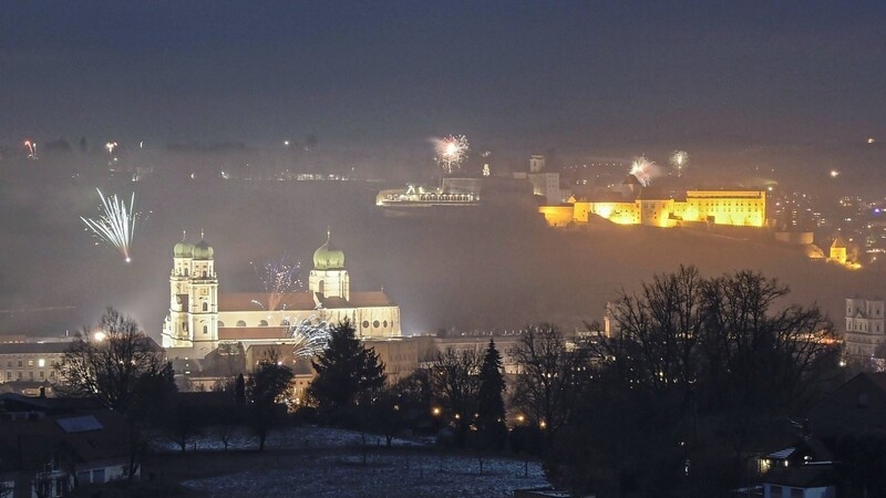 Nur spärliches Silvesterfeuerwerk gab es in der Region, wie hier über den Dächern von Passau.