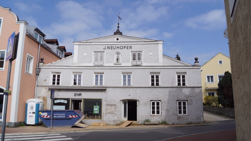 Das Neuhofer-Haus, auch Ehr-Haus genannt, steht in der Oberen Stadt in Vilsbiburg. Es hat die Hausnummer 33. Die ältesten Balken des Gebäudes sind auf das Jahr 1571 datiert.