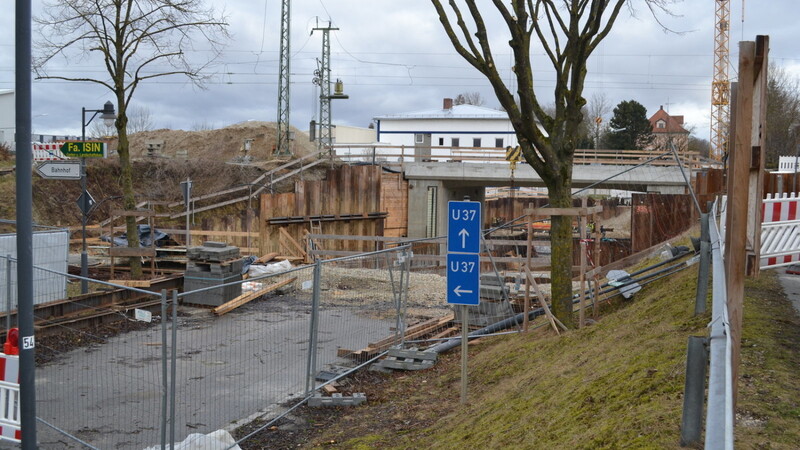 Die Erneuerung der Bahnunterführung an der Deggendorfer Straße mit Bau eines Geh- und Radwegs ist im Punkt "Straßenbau" berücksichtigt.