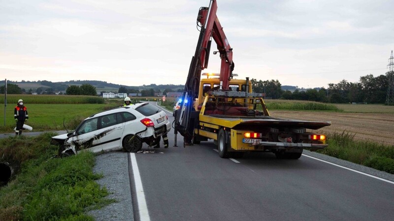 Unfall am Dienstagabend bei Großköllnbach im Landkreis Dingolfing-Landau. Dabei kam ein Auto plötzlich von der Straße ab und landete in einem Wassergraben.