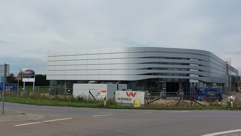 Der Neubau des Porschezentrums im Westen Plattlings ist ein Blickfang.