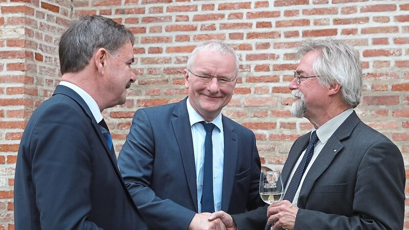 Hauptamtsleiter Andreas Bohmeyer (von links) und Oberbürgermeister Alexander Putz stehen trotz aller Kritik (auch durch das Rechnungsprüfungsamt) fest zu Franz Niehoff, dem Leiter der städtischen Museen.