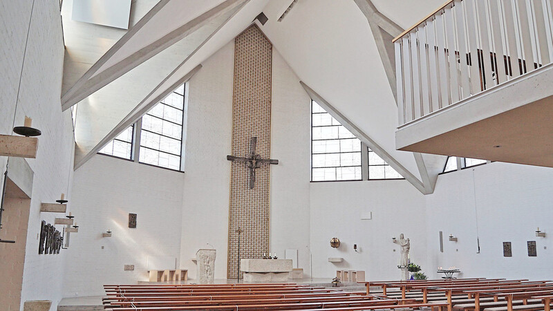 Mit der umfassenden Innenrenovierung der Pfarrkirche St. Johannes der Täufer in Bodenkirchen wurde vor etwa zehn Jahren begonnen. Nach den Renovierungsarbeiten gab es im März 2012 einen festlichen Pontifikalgottesdienst mit dem damaligen Bischof Gerhard Ludwig Müller.