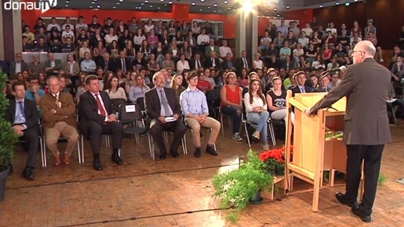 Bundestagspräsident Norbert Lammert stand den Schülern des Robert-Koch-Gymnasiums in Deggendorf am Montag Rede und Antwort.