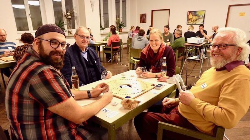 Ausgerüstet mit Brotzeit und Getränken kann das Spiel beginnen (von links) Michael Grosch, Jakob Hofmann, Franziska Werth und Hasso von Winning.